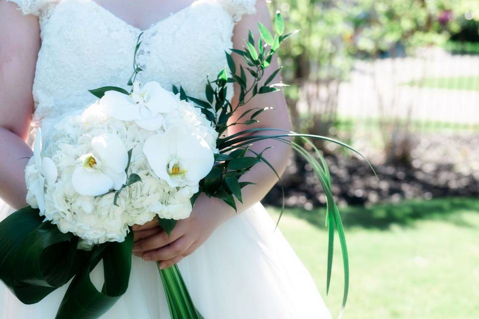 Modern white bouquet