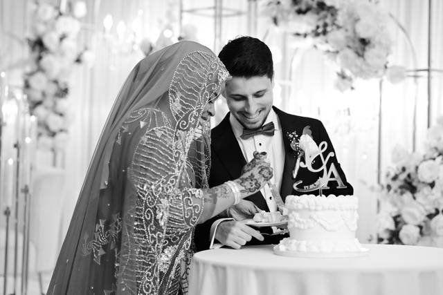 Precious break to cut the cake