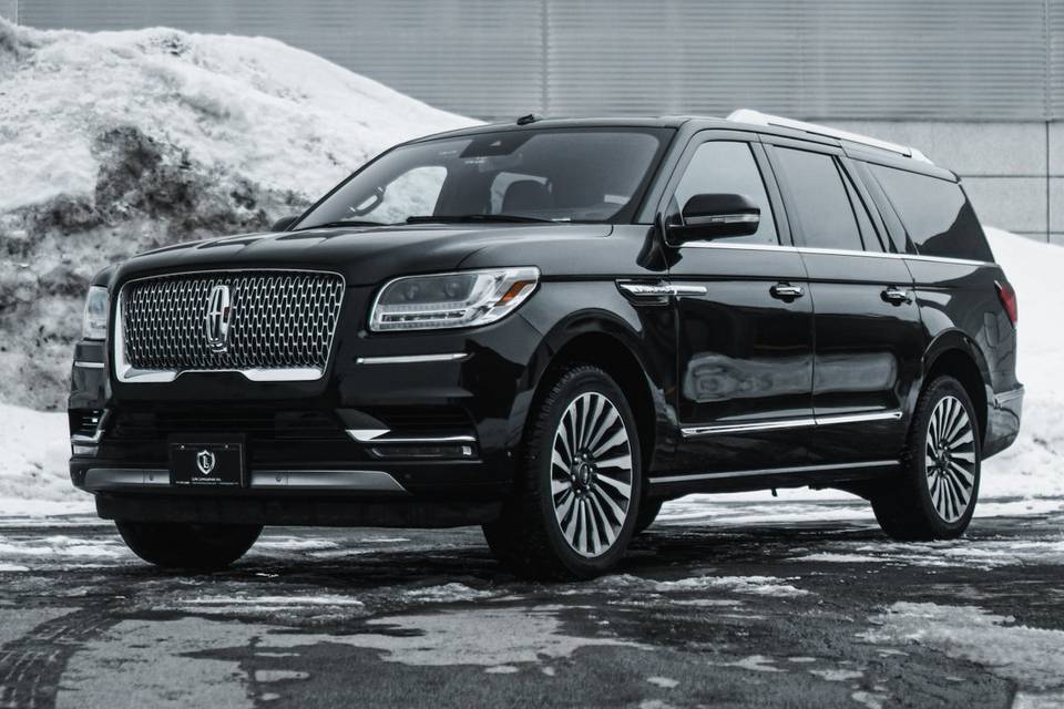 Lincoln Navigator 6 passengers