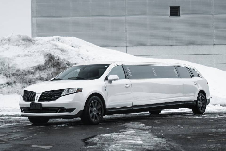 Lincoln MKT 8 passengers