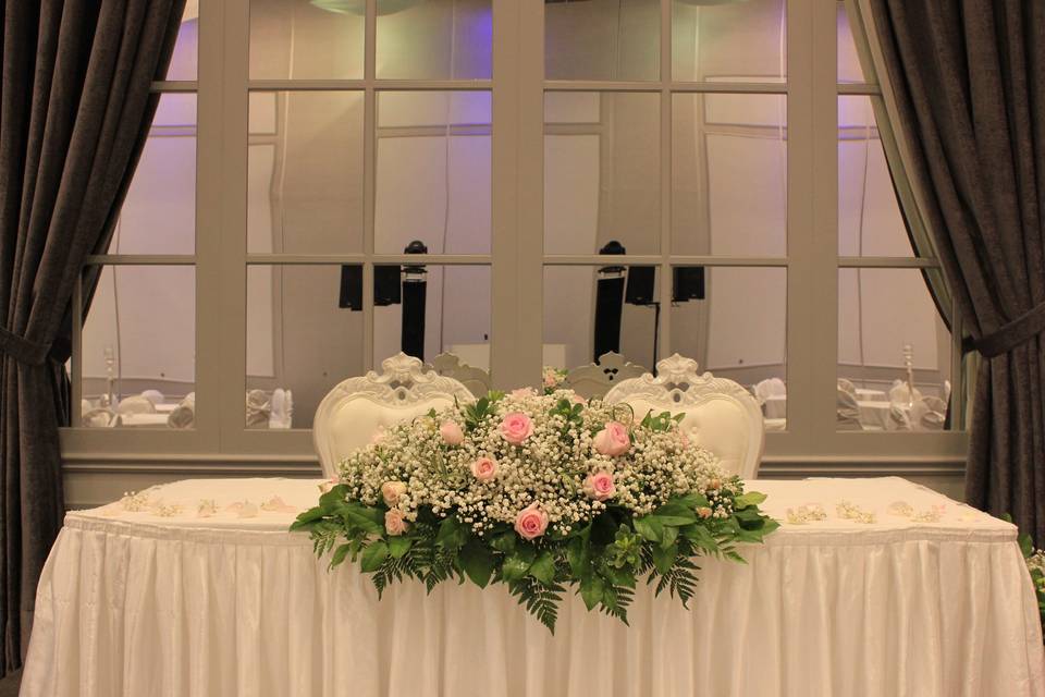 Long centerpiece with roses