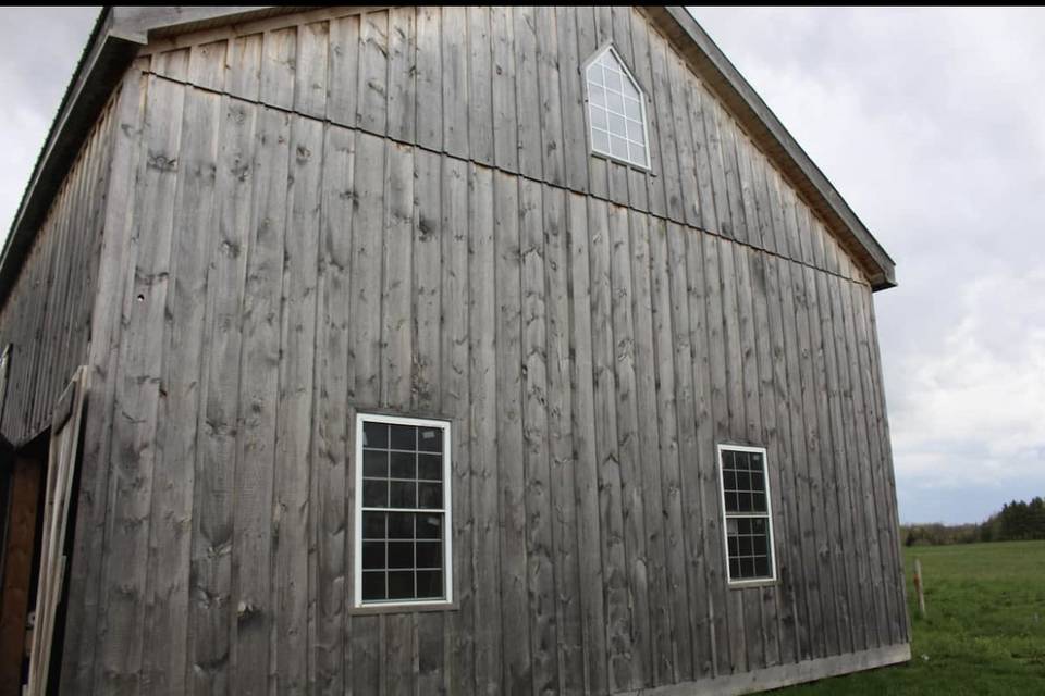 Rustic barn, dance floor, bar