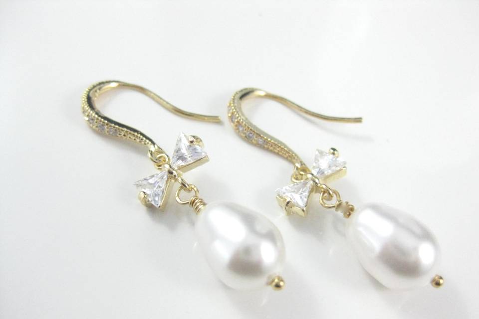 Gold and white pearl earrings