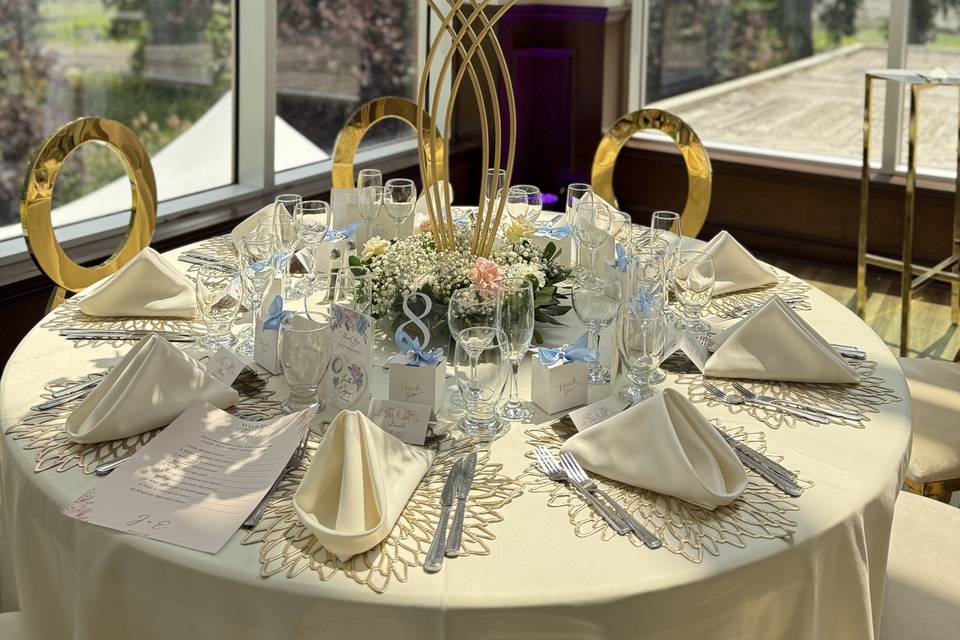 Centerpiece flower arrangement