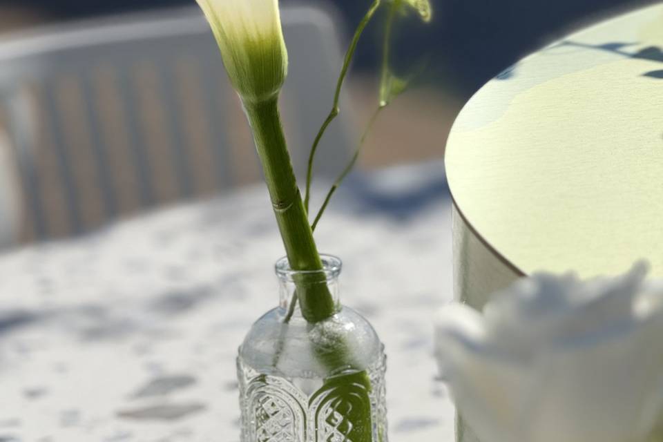 Bud vases arrangements