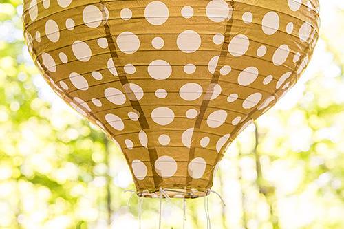 9703-45b-i_hot-air-balloon-paper-lantern-set-in-gold-and-white.jpg