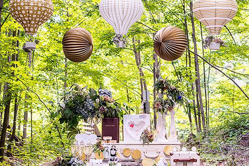 9703-45-i_hot-air-balloon-paper-lantern-set-in-gold-and-white.jpg