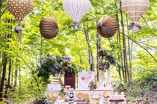 9703-45b-i_hot-air-balloon-paper-lantern-set-in-gold-and-white.jpg