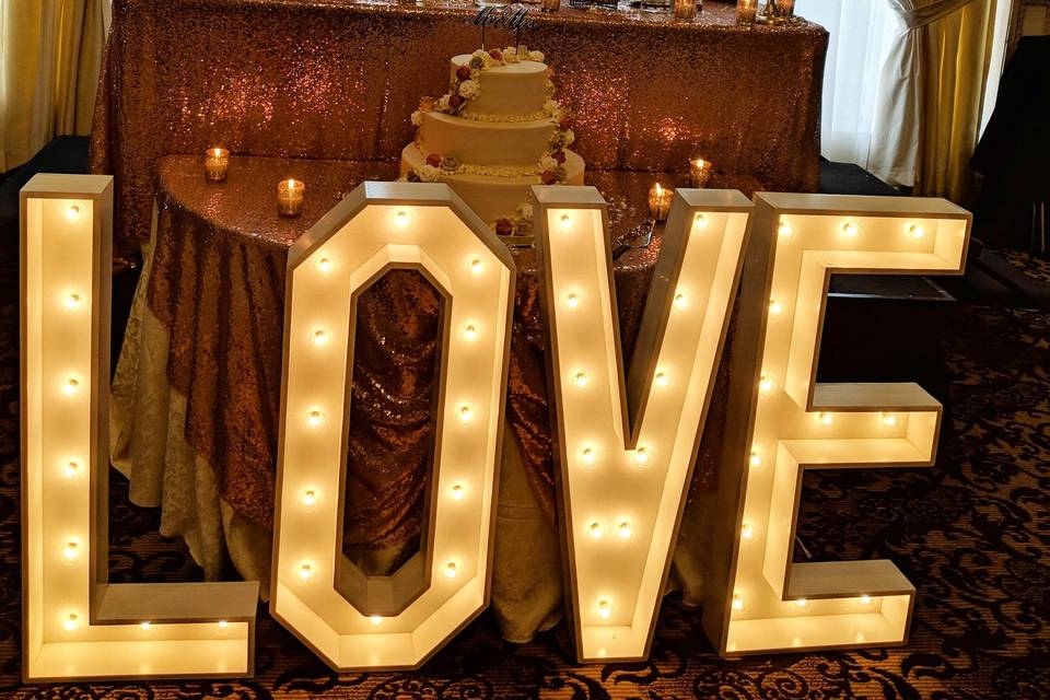 L&B Sweetheart table setup