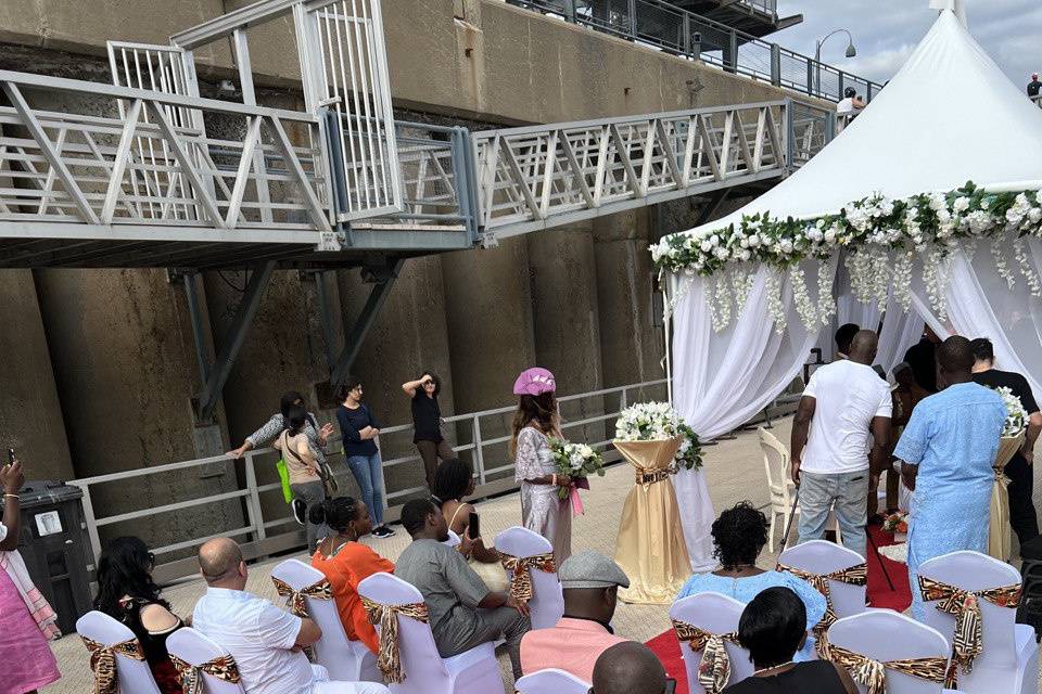 Ceremonie sur le quai