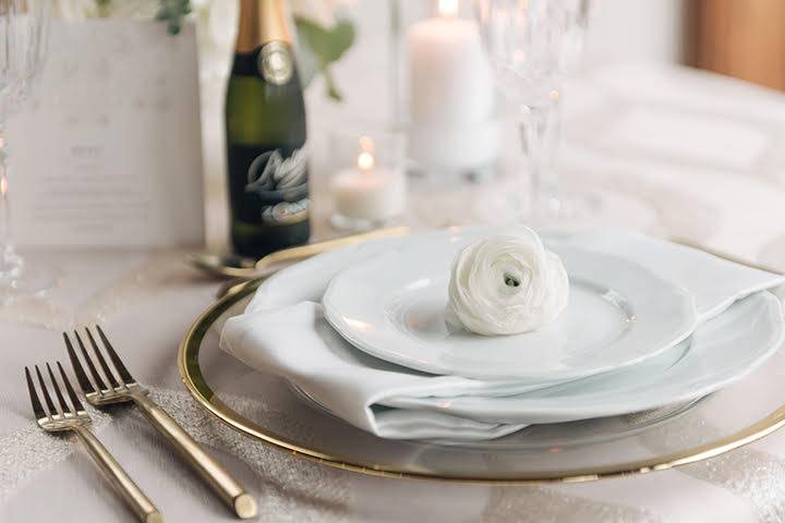 https://cdn0.weddingwire.ca/vendor/2341/3_2/960/jpg/gold-cutlery_50_22341_v1.jpeg