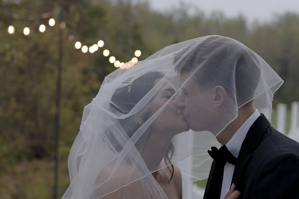 Veil kiss  (vid capture)