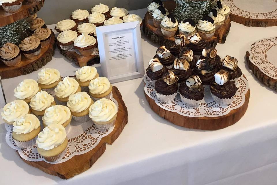 Mountain wedding cake/cupcakes