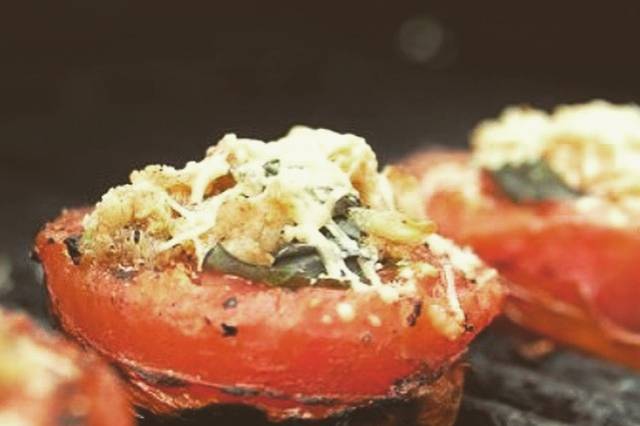 Grilled tomato with cheddar