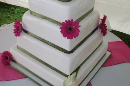 K + S custom cakes and invitations