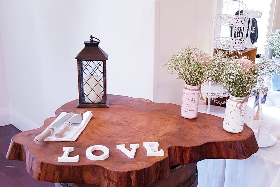 Rustic 6 cake table
