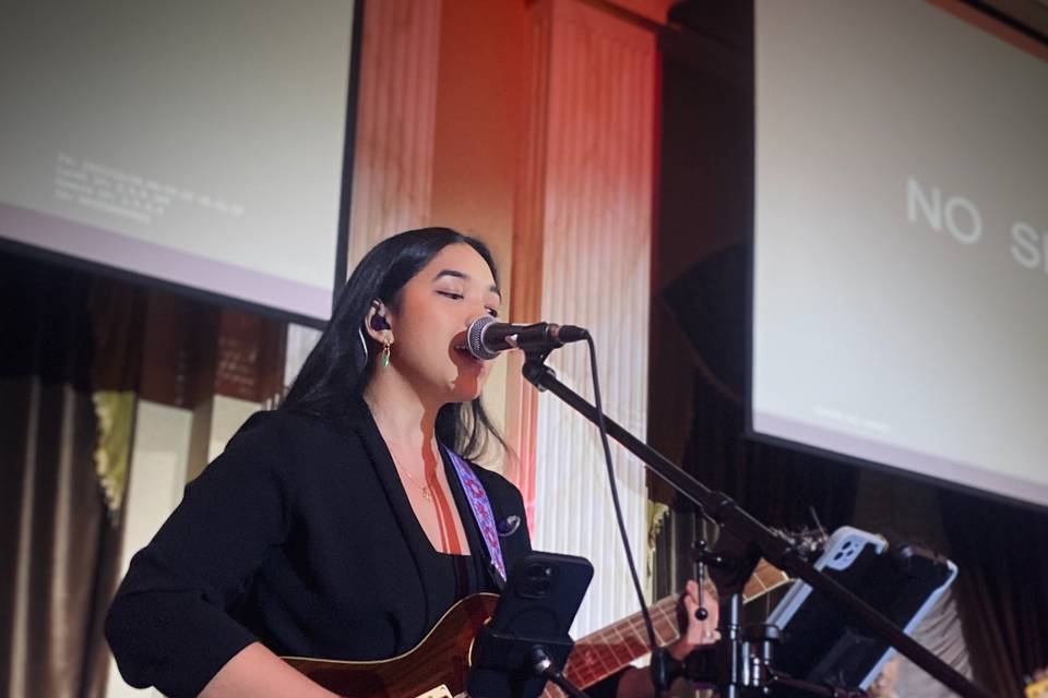 Malou on the guitar and mic!