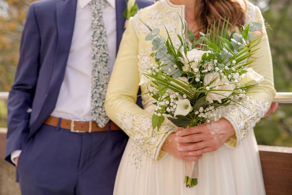 Bouquet and groom