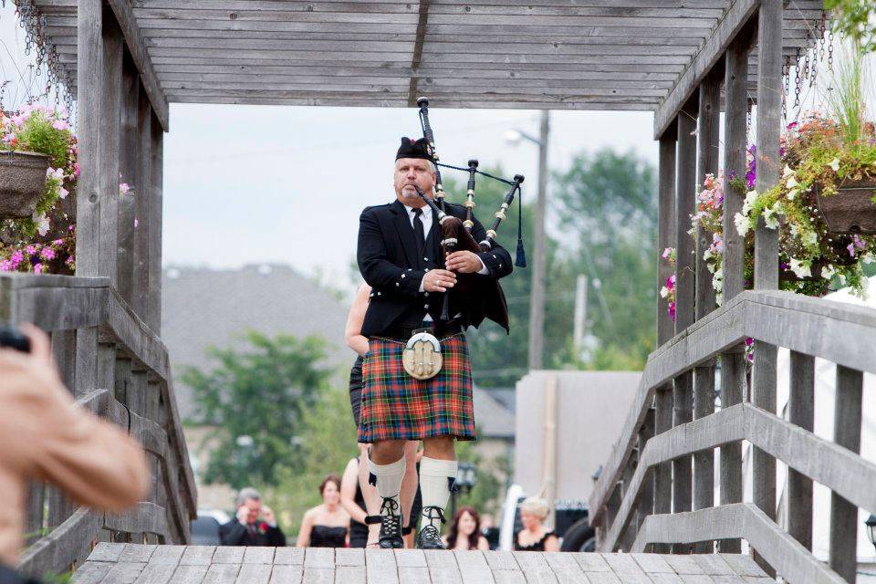 We offer bagpipers