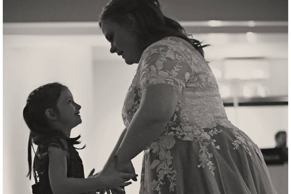 J&K, bride and daughter dance