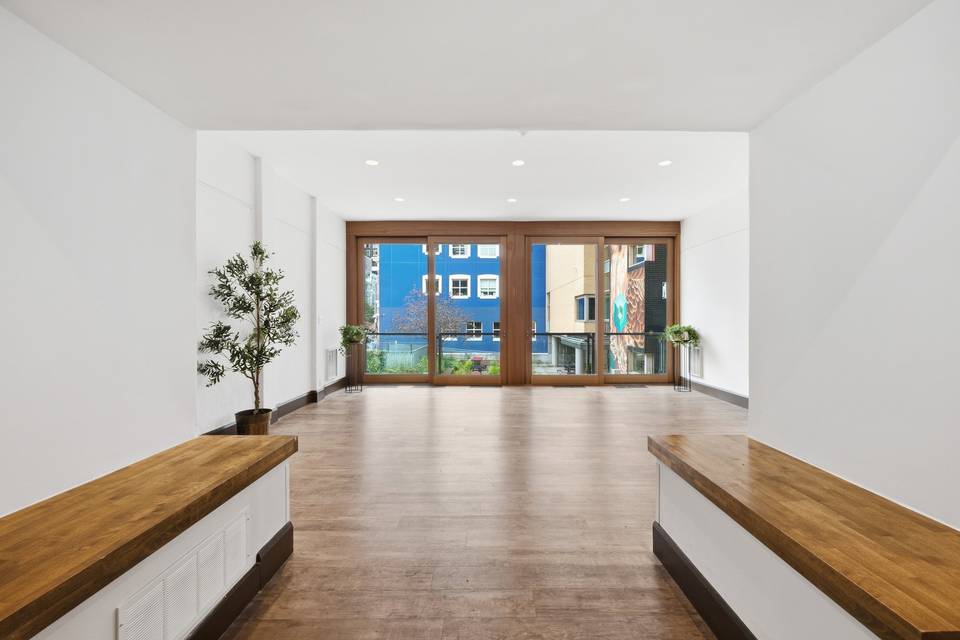 Thomas Lounge