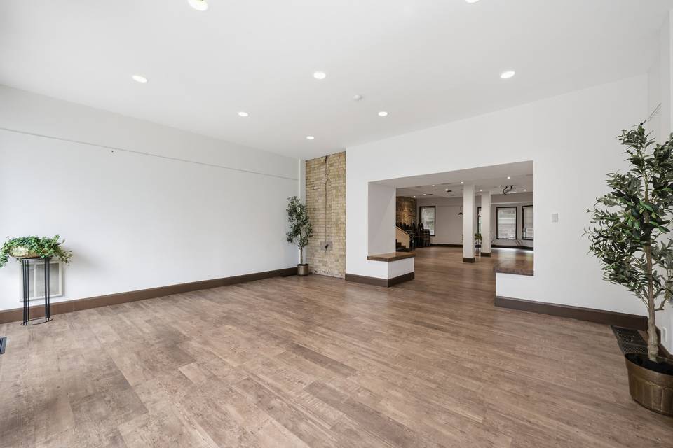 Thomas Lounge