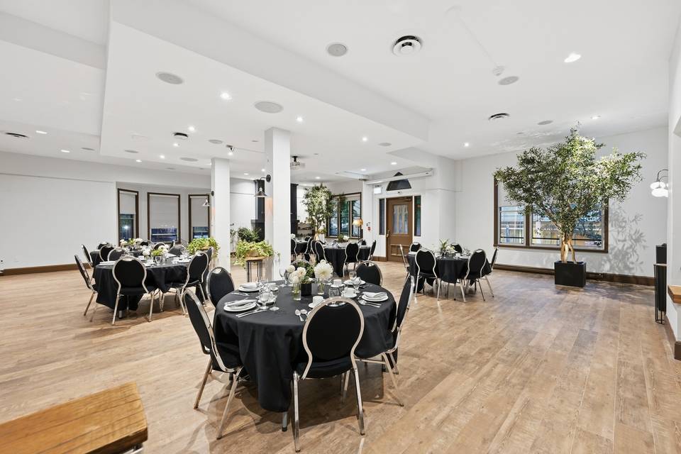 Thomas Lounge