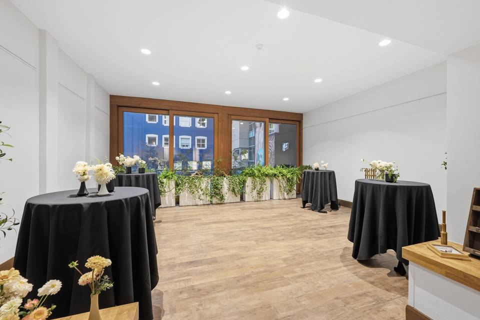 Thomas Lounge
