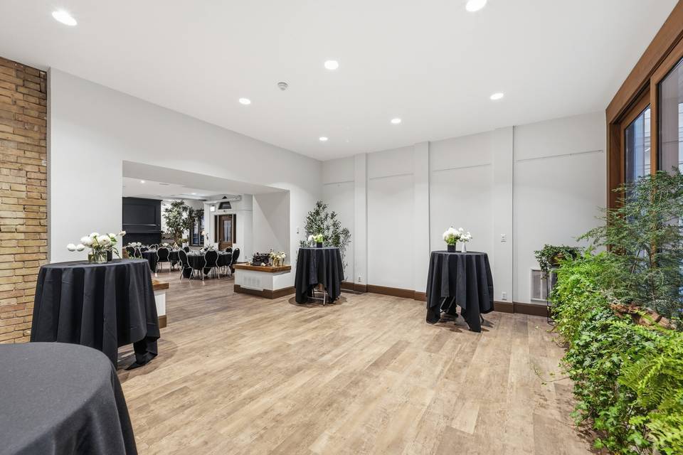 Thomas Lounge