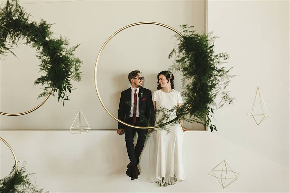 Minimal white and gold wedding