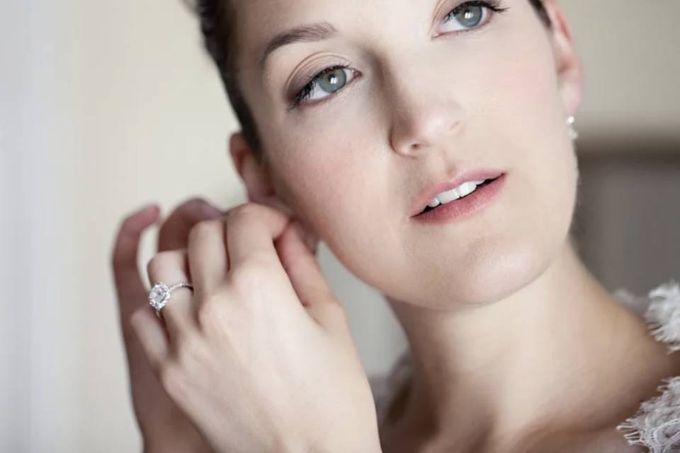 Bridal with subtle liner