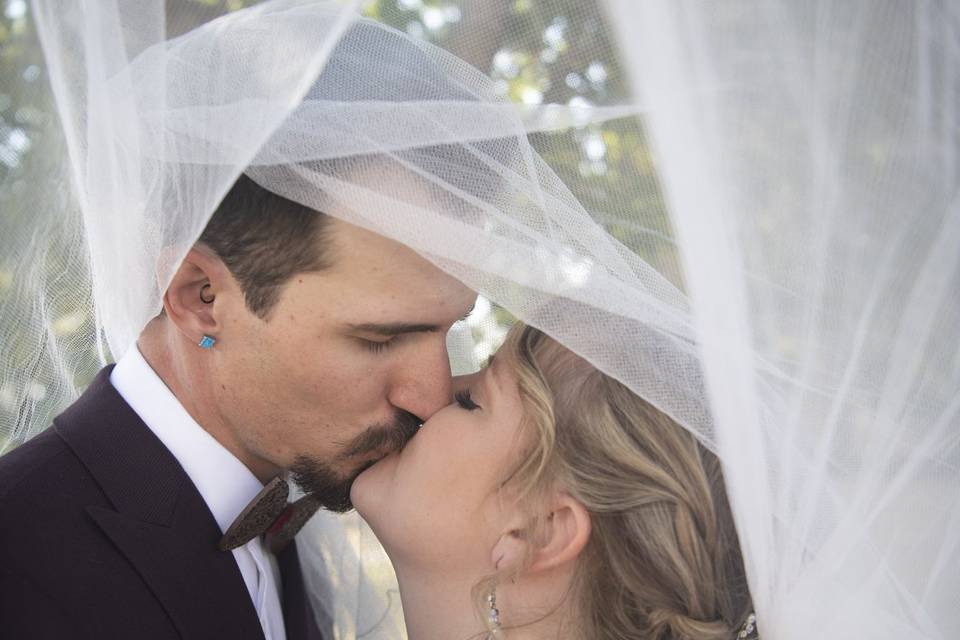 Kiss under the veil