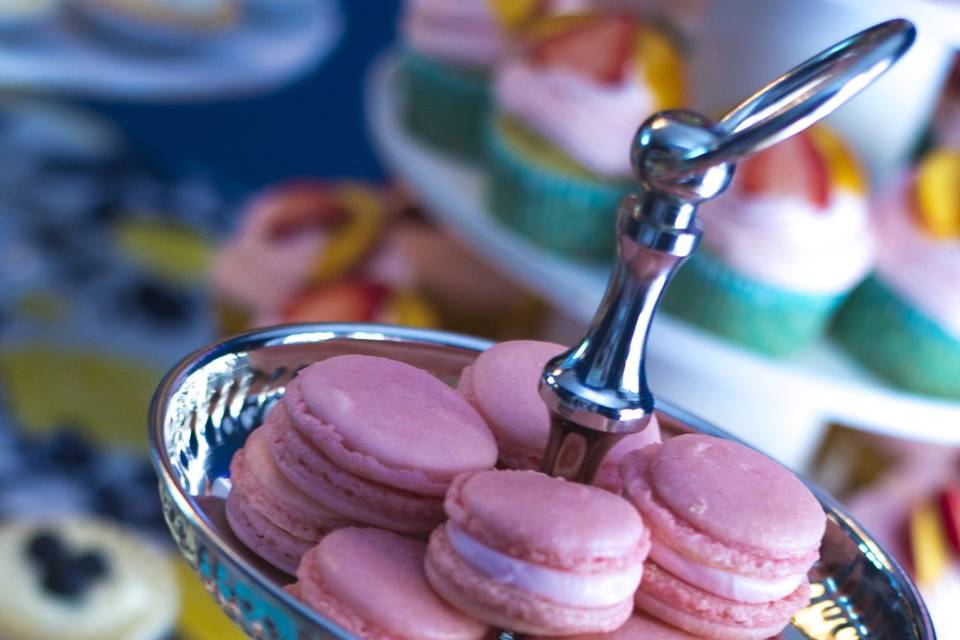 Strawberry macarons