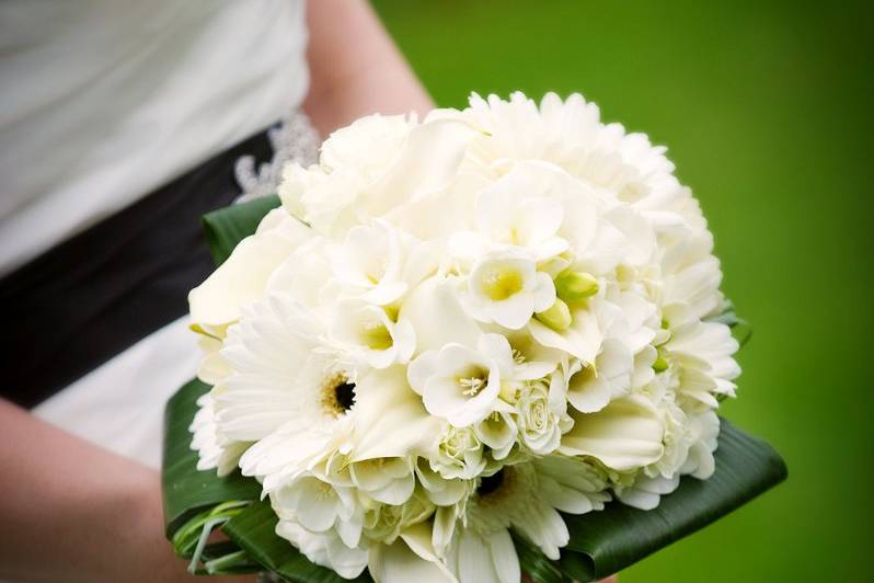 White peony bouquet.jpg