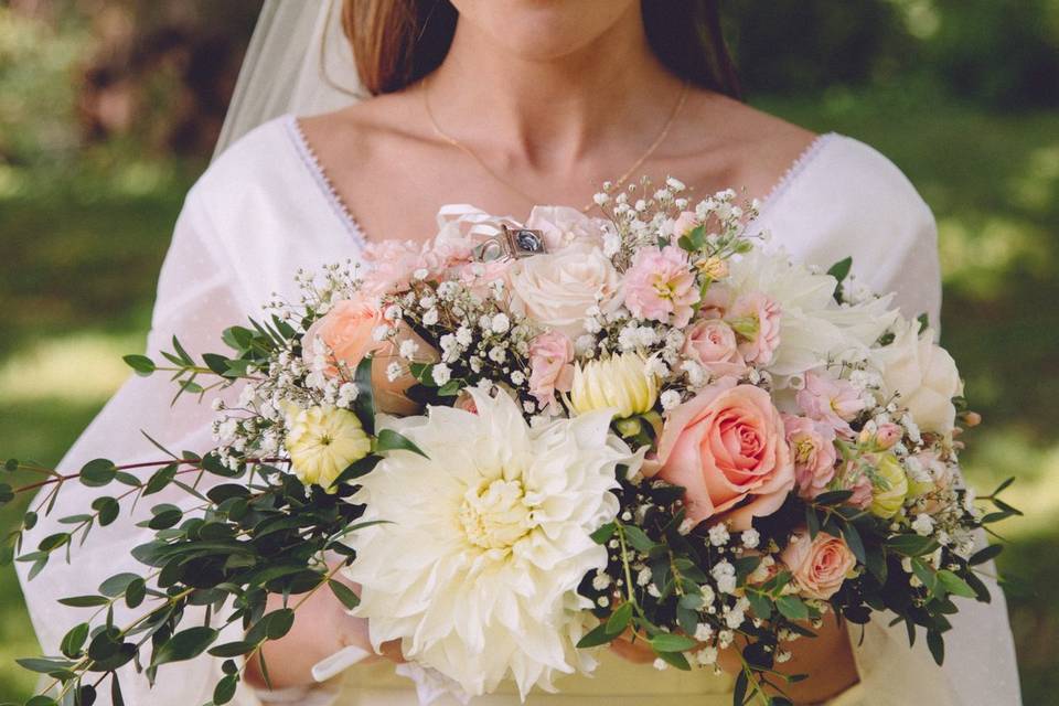 Bride with bouquet - White Pine Studios