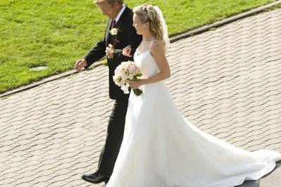 1253111927054-fatherbridewalk.jpg
