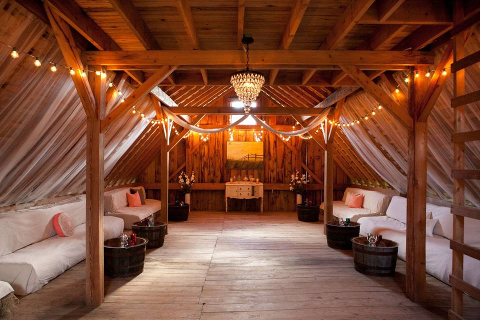 Barn Wedding Club Decor