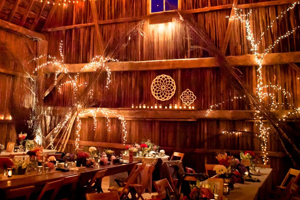 Barn wedding decor