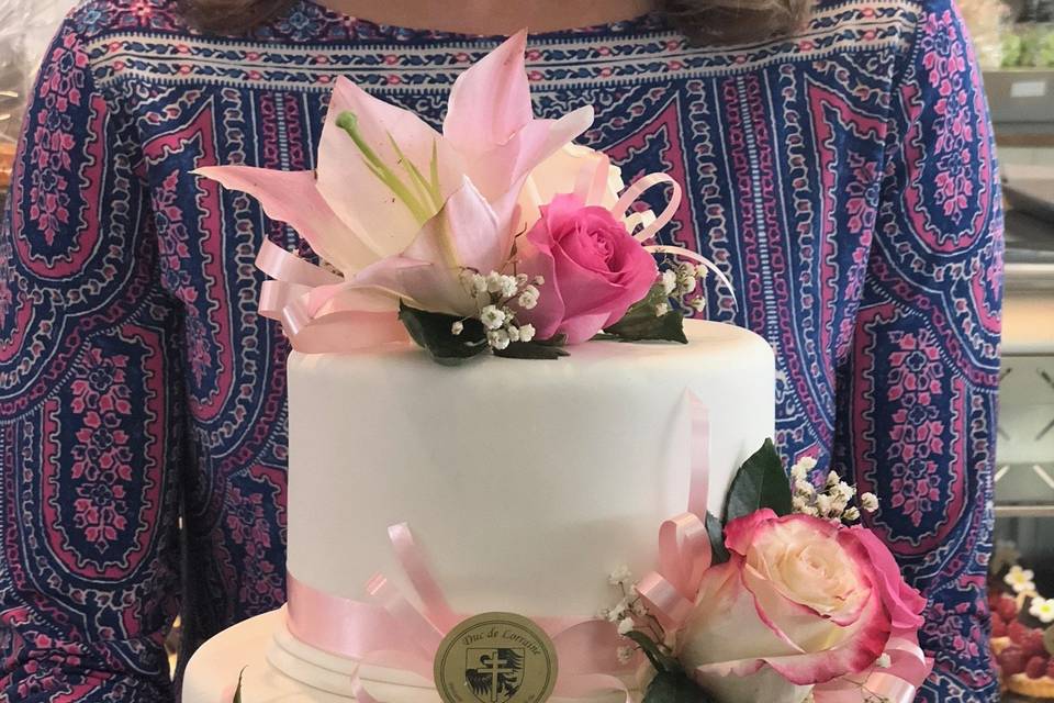 Wedding cake fresh flowers