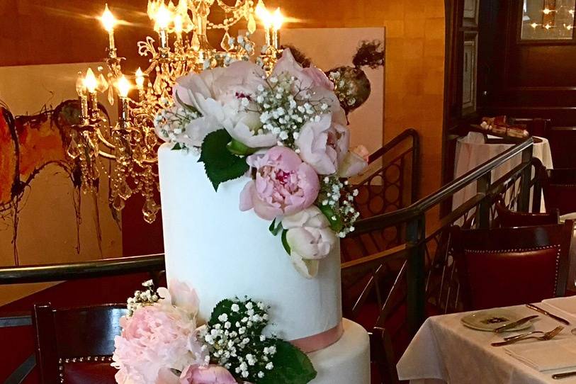 Classic wedding cake w flowers