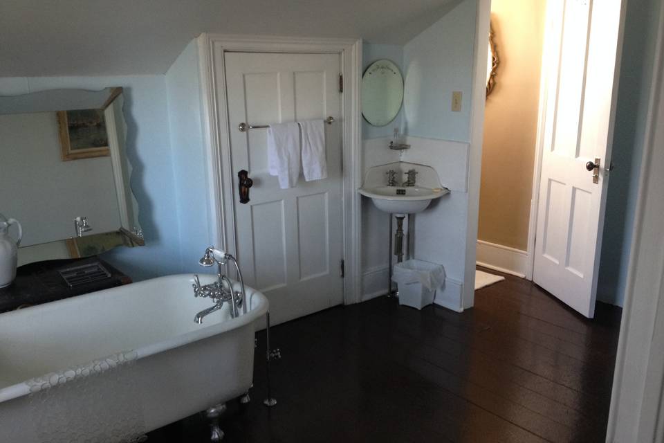 Partial ensuite room