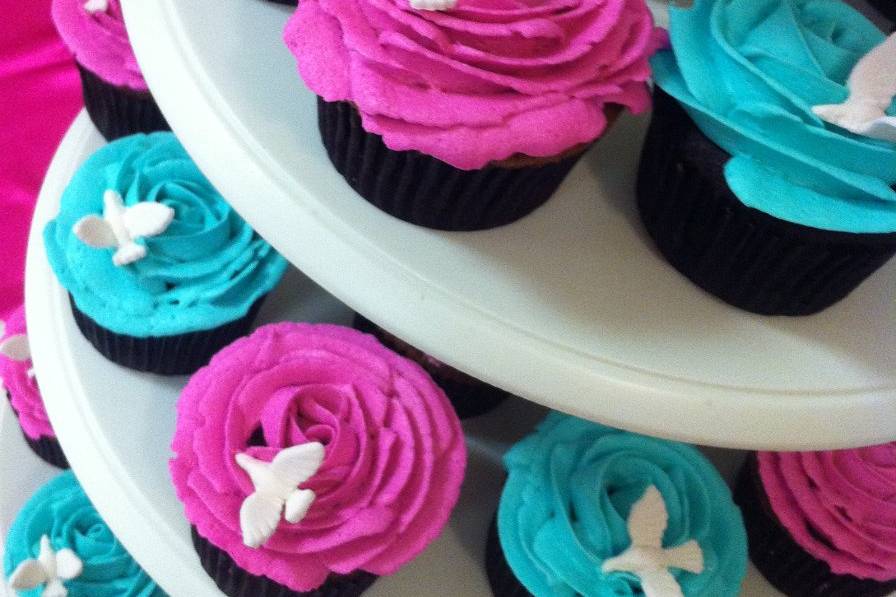 Fuschia and turquoise cupcakes closeup down