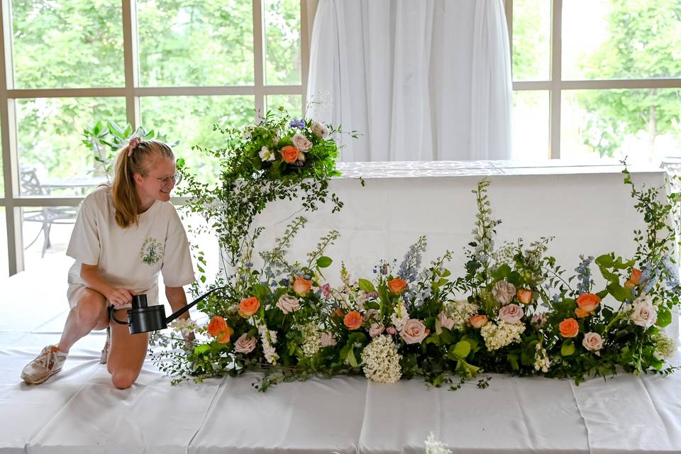 Sweetheart table meadow-scape