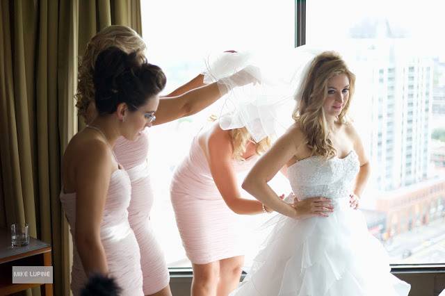 Ottawa, Ontario bride getting ready