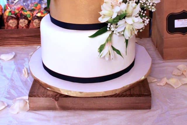 White floral cake decors