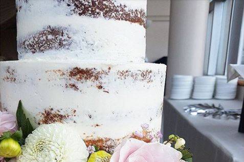 Sweet Florals on a Wedding Cake