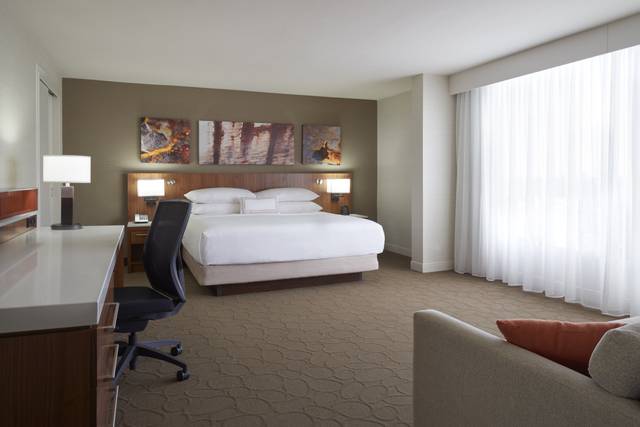 King Guestroom with sofa