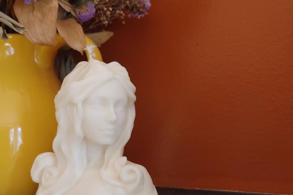 A close up of our Hera candle