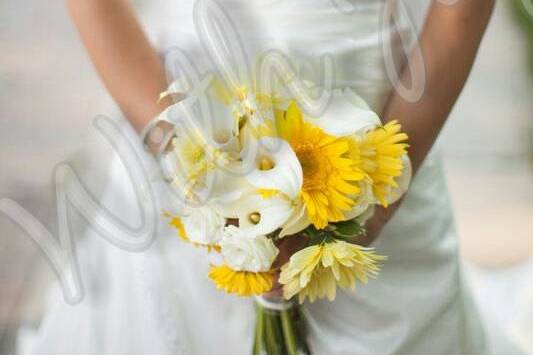 Yellow and white bouquet