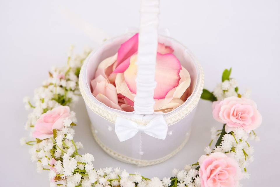 Basket with petals